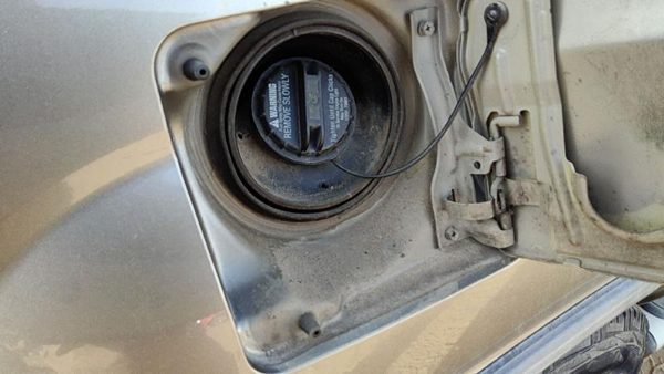 2003-2004 Nissan Xterra Fuel Filler Neck Assembly With Gas Cap Oem Xe 172215S801 — photo 1