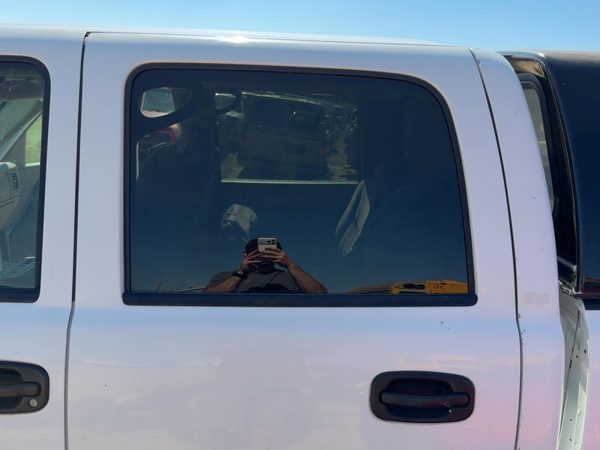 2005 Chevy Silverado 2500 Rear Door LH White 50U — photo 4