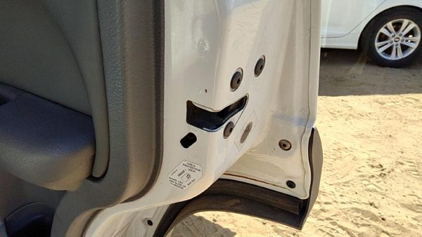2002-2005 Jeep Liberty Passenger Right Rear Door Latch With Rods/Cables Oem Back — photo 4