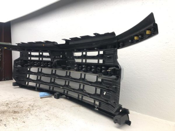 2022 Silv15 Grille New Style Center Lt W/o Surround View OEM 84692658 — photo 6