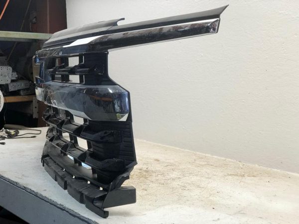 2022 Silv15 Grille New Style Center Lt W/o Surround View OEM 84692658 — photo 2