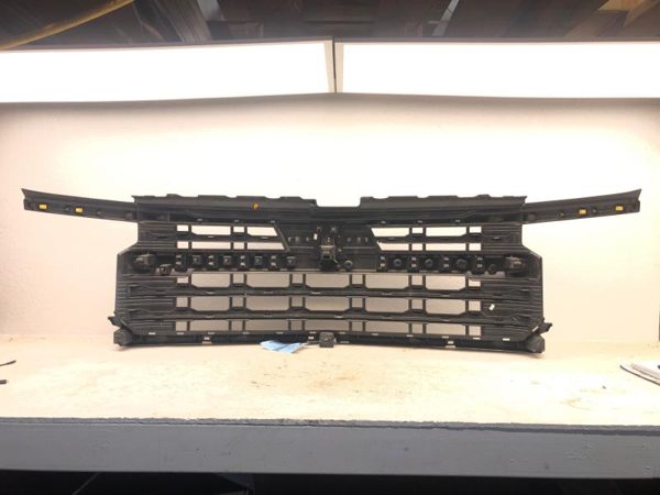 2022 Silv15 Grille New Style Center Lt W/o Surround View OEM 84692658 — photo 4