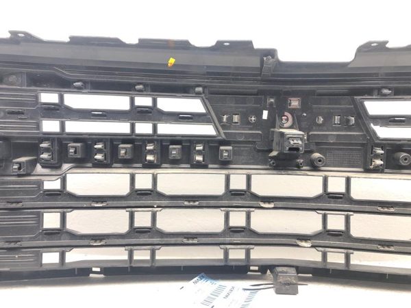 2022 Silv15 Grille New Style Center Lt W/o Surround View OEM 84692658 — photo 9