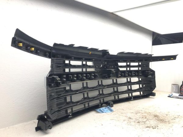 2022 Silv15 Grille New Style Center Lt W/o Surround View OEM 84692658 — photo 3
