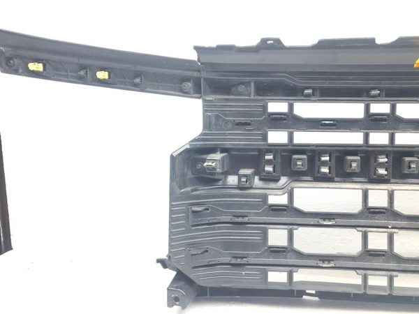 2022 Silv15 Grille New Style Center Lt W/o Surround View OEM 84692658 — photo 10