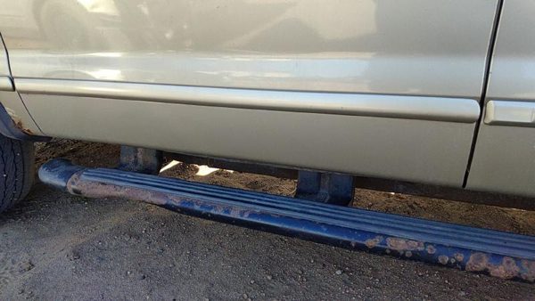 02-10 Explorer Driver Left Front Moulding From Door Trim Strip B2 Harvest Gold — photo 1