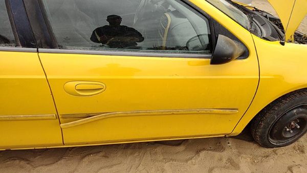 2004 Dodge Neon Front Door RH Yellow — photo 2