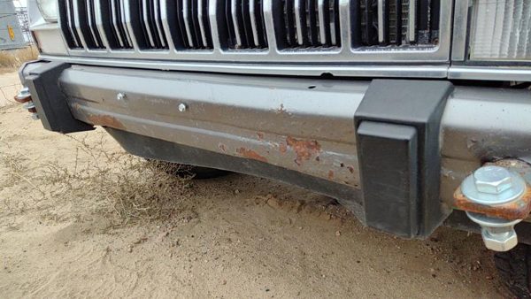 1984-1996 Jeep Cherokee Front Bumper Assembly With Brackets Oem — photo 1