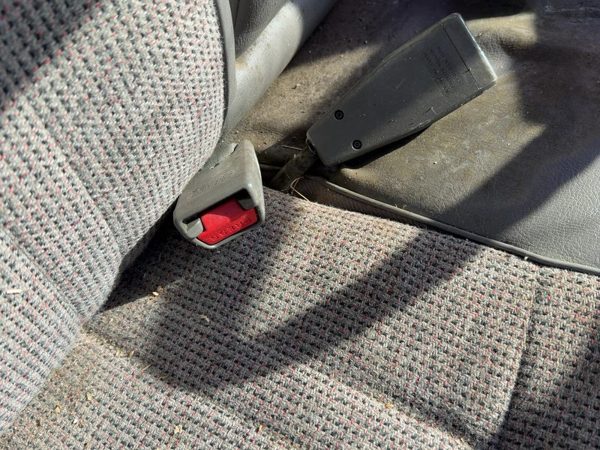 1988-1993 Isuzu Pup Passenger Right Front Seat Belt Buckle Receiver Oem Gray — photo 1