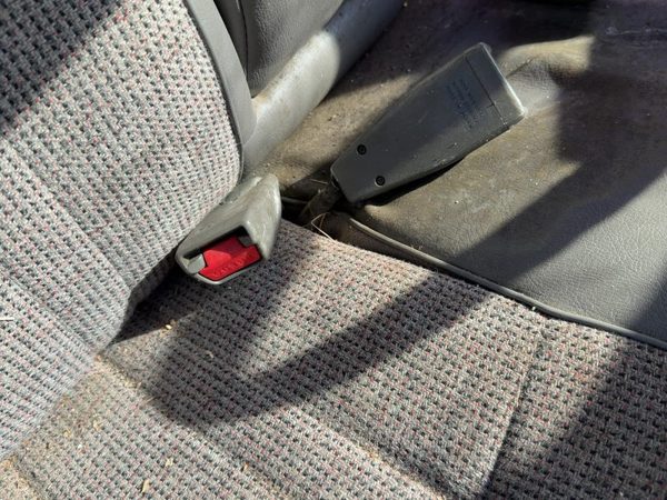 1988-1993 Isuzu Pup Passenger Right Front Seat Belt Buckle Receiver Oem Gray — photo 2