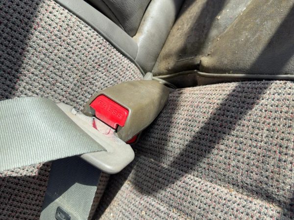 1988-1993 Isuzu Pup Passenger Right Front Seat Belt Buckle Receiver Oem Gray — photo 4