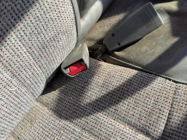 1988-1993 Isuzu Pup Passenger Right Front Seat Belt Buckle Receiver Oem Gray — photo 5