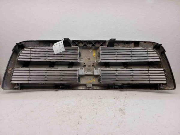 2011 Dpu15 Grille Chrome Surround Chrome Inserts Cracked Pitted Very Usable — photo 3