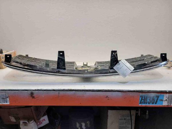 2011 Dpu15 Grille Chrome Surround Chrome Inserts Cracked Pitted Very Usable — photo 2