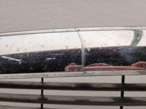2011 Dpu15 Grille Chrome Surround Chrome Inserts Cracked Pitted Very Usable — photo 4