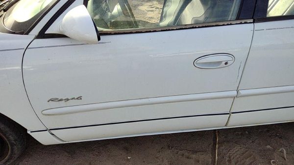 2000 Buick Regal Front Door LH White 16U — photo 3