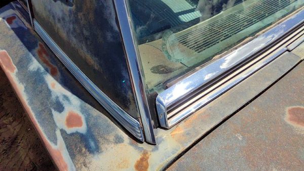 1964 Ford Thunderbird Quarter Panel Moulding Coupe RH — photo 2