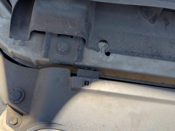 2005-2009 Subaru Legacy Outback Pair Of Upper Radiator Mounts With Brackets Oem — photo 4