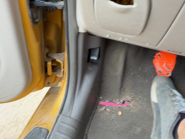 01-05 Chrysler Pt Cruiser Driver Left Lower Kick Trim Panel Oem Taupe/Beige Fl — photo 2
