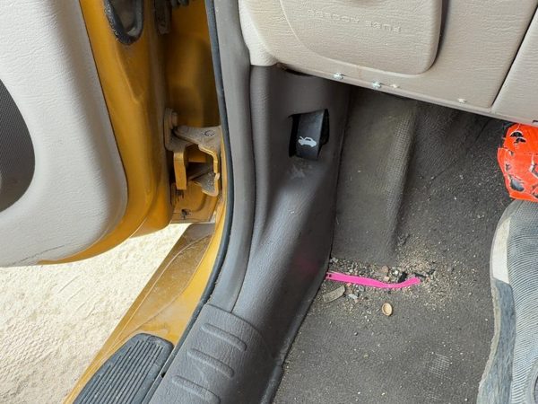 01-05 Chrysler Pt Cruiser Driver Left Lower Kick Trim Panel Oem Taupe/Beige Fl — photo 4