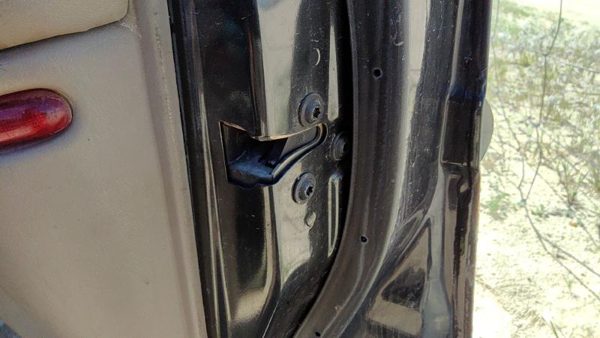 1997-2004 Buick Regal Passenger Right Front Door Latch With Rods/Cables Oem — photo 1