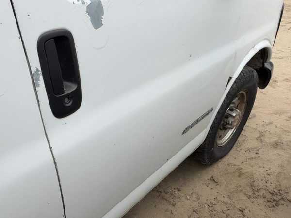 2002 Chevrolet Express Front Door RH White — photo 2