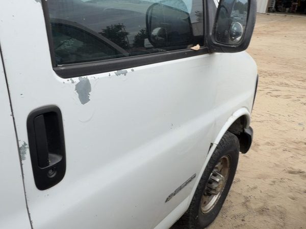 2002 Chevrolet Express Front Door RH White — photo 3