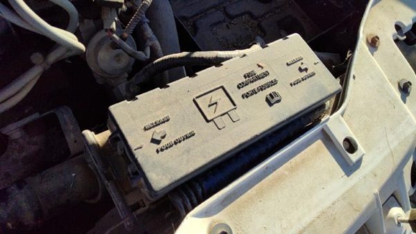 2000 Ford Taurus Engine Fuse Box 3.0L YF1Z14A003AA — photo 2