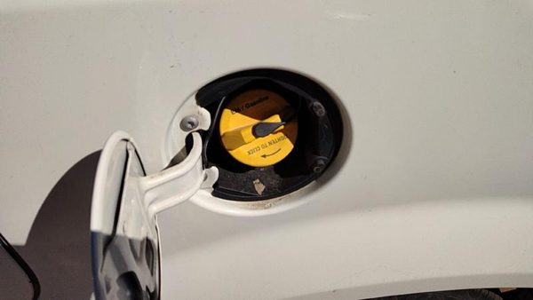 2008-2011 Dodge Grand Caravan Fuel Filler Neck Assembly With Gas Cap Oem — photo 3
