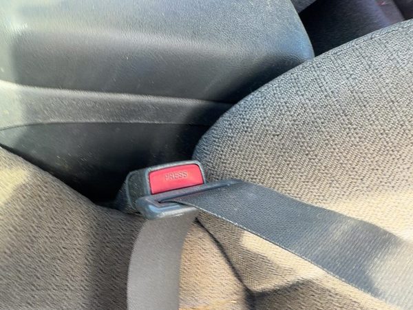 00-05 Cavalier Driver Left Front Seat Belt Buckle Receiver Oem Graphite 12C — photo 3