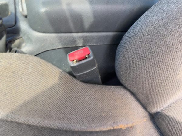00-05 Cavalier Driver Left Front Seat Belt Buckle Receiver Oem Graphite 12C — photo 4