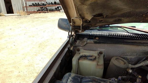 1997 Chevy Pickup 2500 Hood Hinge RH Silverado Gold 55U — photo 2