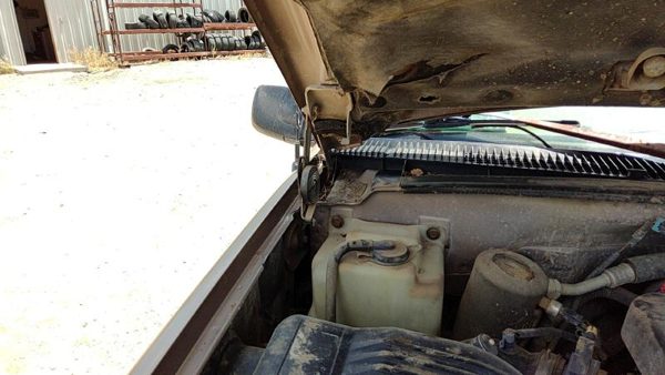 1997 Chevy Pickup 2500 Hood Hinge RH Silverado Gold 55U — photo 1