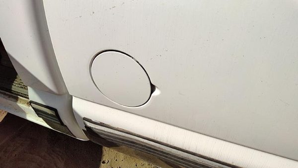 99-07 Silverado 1500 Fuel Tank Door With Hinge Gas Lid Oem Filler White 50U — photo 1