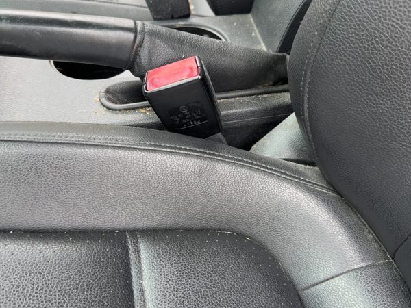 2011-2017 Vw Jetta Driver Left Front Seat Belt Buckle Receiver Oem Black — photo 2