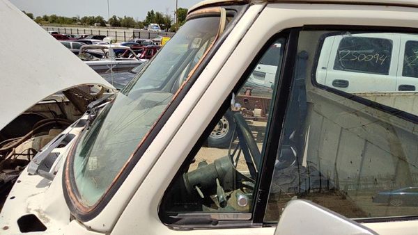 81-86 Dodge Ram W250 Driver Left Front Vent Window Small Door Glass With Frame — photo 4