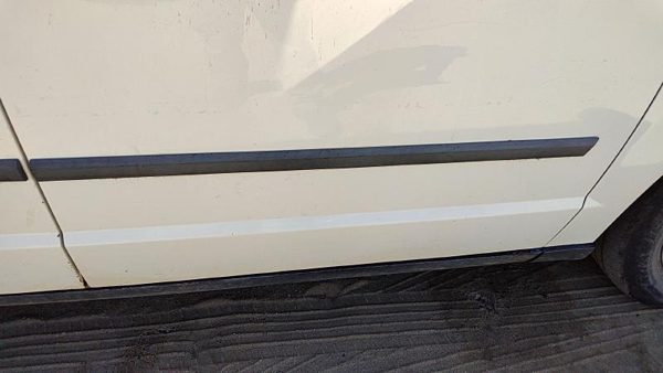 2008 Dodge Grand Caravan Passenger Right Front Moulding From Door Oem Trim Strip — photo 1
