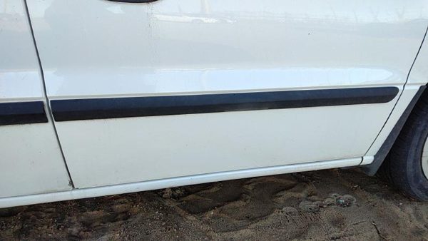 2004-2007 Ford Freestar Passenger Right Front Moulding From Door Oem Trim Strip — photo 1