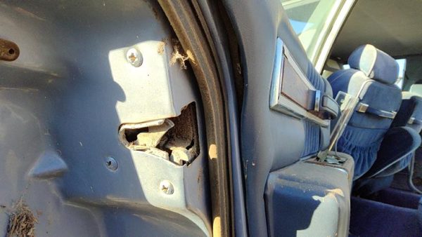 1984 Deville Sedan Driver Left Rear Door Latch With Rods/cables Oem Back — photo 1