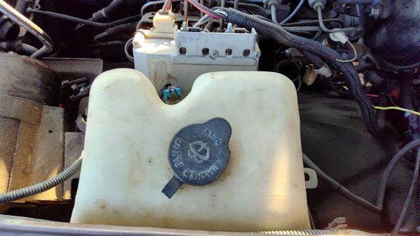 92-94 Chevy Suburban Windshield Washer Fluid Reservoir With Pump Oem Wiper Tank — photo 3