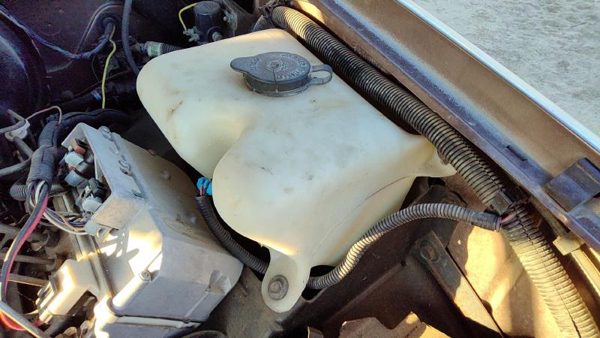 92-94 Chevy Suburban Windshield Washer Fluid Reservoir With Pump Oem Wiper Tank — photo 1