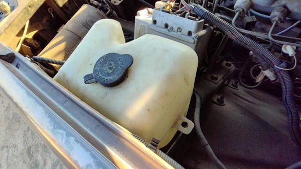 92-94 Chevy Suburban Windshield Washer Fluid Reservoir With Pump Oem Wiper Tank — photo 4