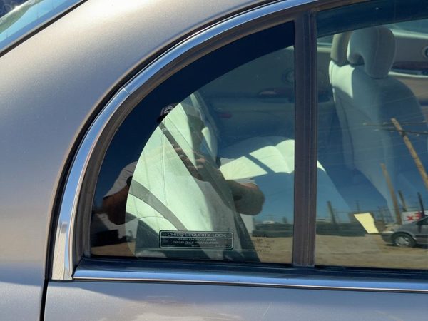00-05 Lesabre Passenger Right Rear Vent Window Back Door Glass With Frame Oem — photo 3
