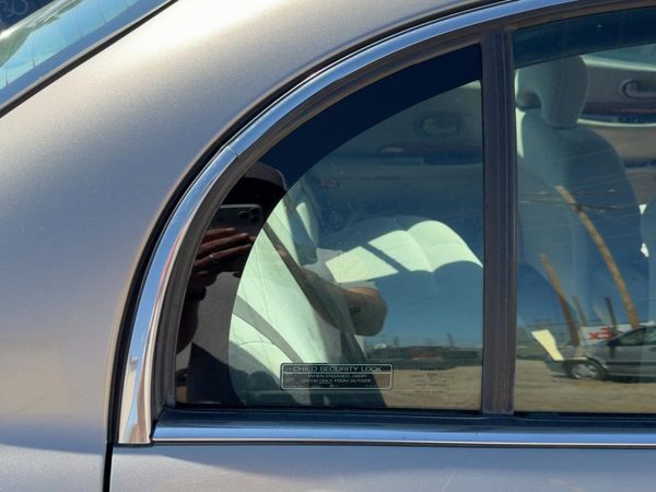 00-05 Lesabre Passenger Right Rear Vent Window Back Door Glass With Frame Oem — photo 2