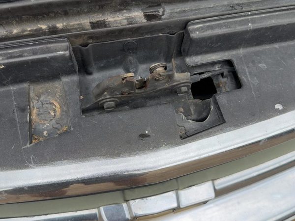 1998-2005 Chevy S10 Blazer Hood Latch Assembly With Bracket Oem 15009394 — photo 1