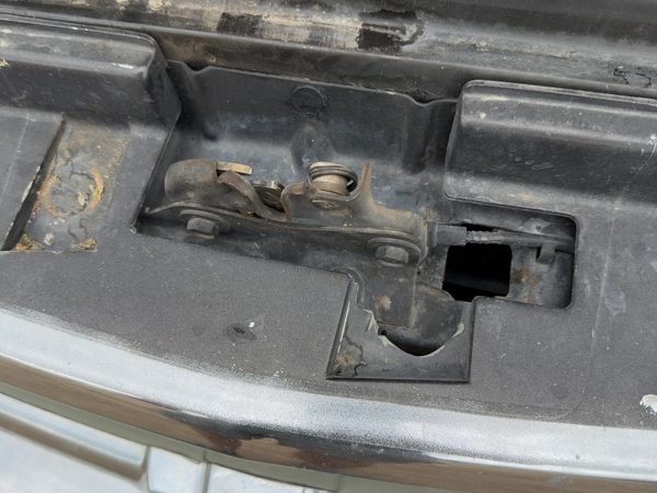 1998-2005 Chevy S10 Blazer Hood Latch Assembly With Bracket Oem 15009394 — photo 2