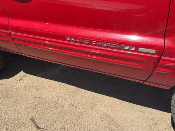 99-04 Grand Cherokee Passenger Front Moulding From Door Trim Strip Flame Red Pr4 — photo 1