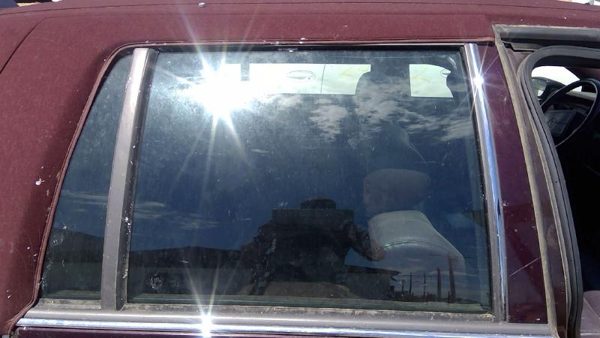 93 Cadillac Fleetwood Passenger Right Rear Side Window Door Glass Oem Back — photo 2