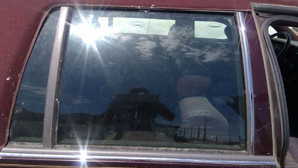 93 Cadillac Fleetwood Passenger Right Rear Side Window Door Glass Oem Back — photo 3