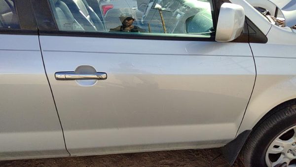 2004 Acura MDX Front Door RH Silver — photo 3